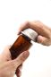 Preview: Dycem Grip-It Flaschenöffner klein Anwendung bei einer Flasche Preview: Dycem Grip-It Flaschenöffner klein Anwendung bei einer Flasche