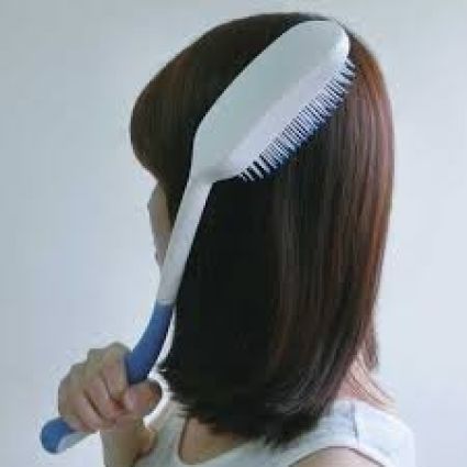 Haarbürste mit langem Griff