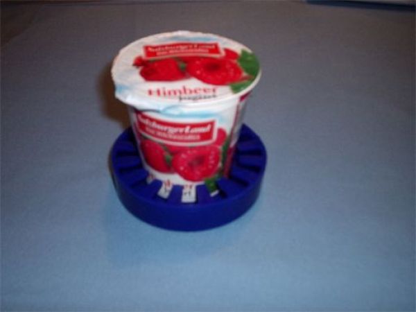 Rutschfester Halter für Trinkbecher in Verwendung mit Joghurt